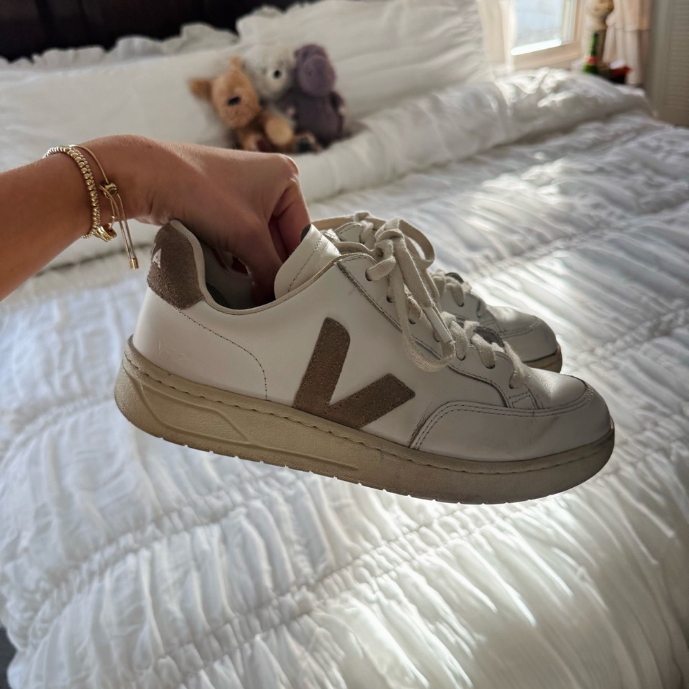 Veja Almond V-12 leather sneaker - Picture 8 of 9